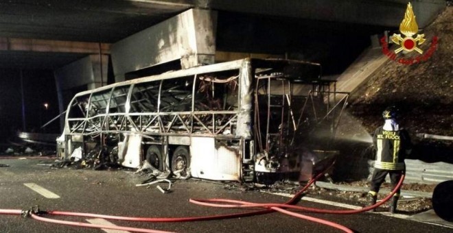 Imagen del autobús totalmente calcinado tras el accidente. EP