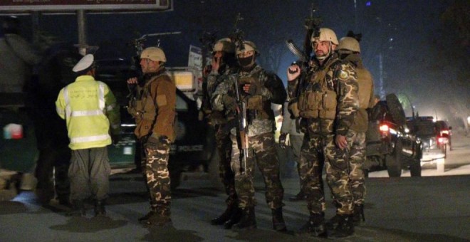 Miembros de las fuerzas de seguridad de Afganistán llegan al lugar del ataque. Hedayatullah Amid / EFE