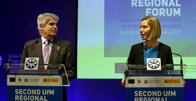 El ministro de Asuntos Exteriores y Cooperación de España, Alfonso María Dastis Quecedo, y la alta representante de Asuntos Exteriores y Política de Seguridad de la UE y vicepresidenta de la Comisión Europea, Federica Mogherini, durante la rueda de prensa