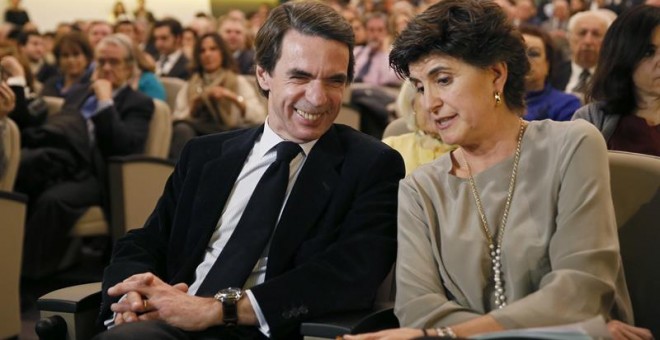 El presidente de FAES y exjefe del Gobierno, José María Aznar, acompañado de la expresidenta del PP en el País Vasco, María San Gil. /EFE
