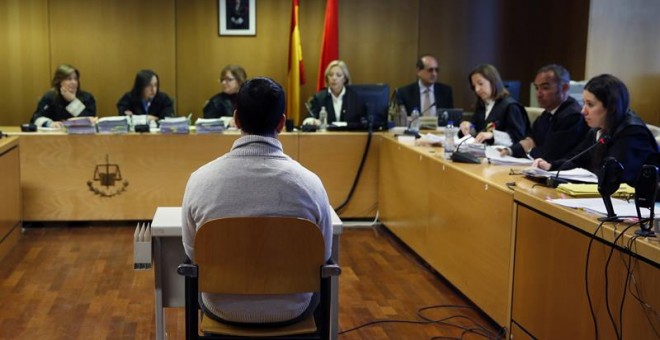 El profesor del Colegio Vallmont de Villanueva del Pardillo (Madrid) Carlos R.I (c) es juzgado hoy en la Audiencia Provincial de Madrid. /EFE