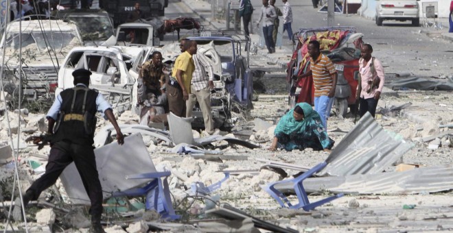 Un hombre herido recibe ayuda tras un atentado en el Hotel Dayah cerca del Parlamento en Mogadiscio (Somalia). / EFE