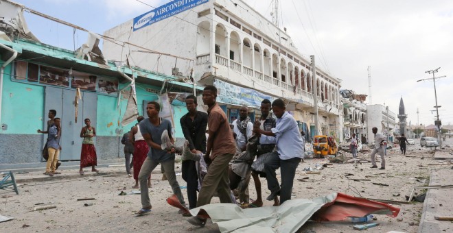 Al menos 8 muertos y 22 heridos en un atentado contra un hotel en la capital de Somalia.  / REUTERS