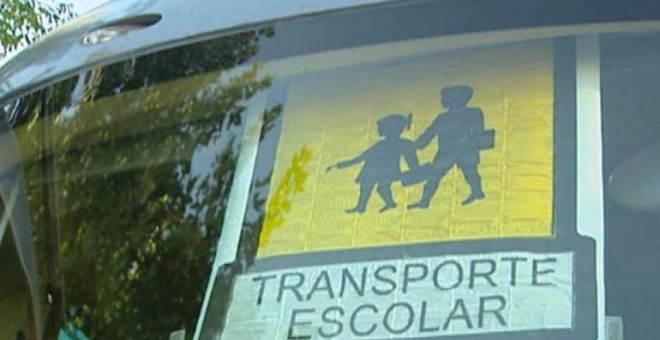 Letrero de 'Transporte escolar' en un autocar madrileño. EFE