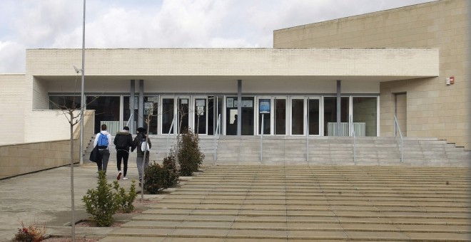 Vista del instituto La Fuentes de Villena (Alicante) donde un joven de 17 años ha sido detenido tras supuestamente haber agredido con un arma blanca a cinco compañeros de clase. EFE/Morell