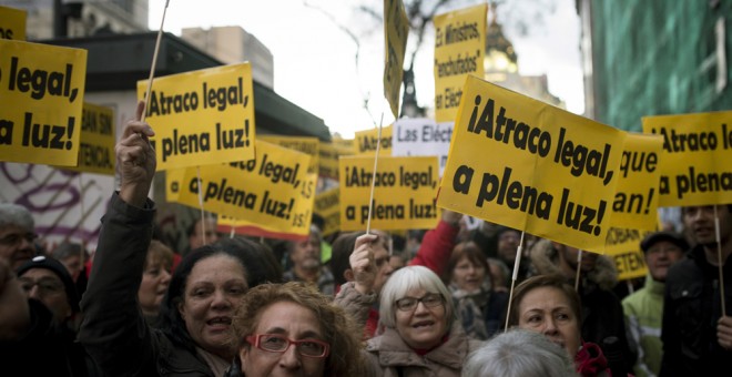 Un momento de la manifestación convocada por Podemos ante la sede de la CNMC, en Madrid, para exigir al organismo regulador que investigue las causas de la subida de la electricidad en el mercado mayorista. EFE/Luca Piergiovanni