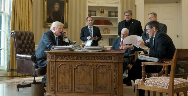 Trump, junto al jefe de gabinete, Reince Priebus (2i), el vicepresidente Mike Pence (3i), el estratega jefe y consejero senior Stephen Bannon (3d), el secretario de prensa Sean Spicer; y el teniente general retirado Michal Flynn. EFE / MICHAEL REYNOLDS