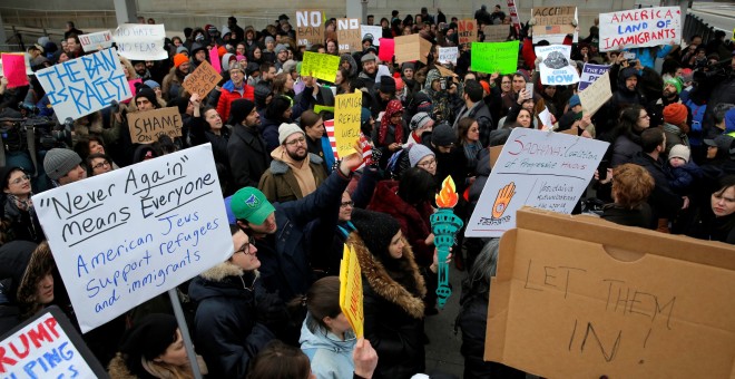 Decenas de personas protestaron en el aeropuerto de Nueva York contra el veto de Trump a los refugiados. REUTERS/Andrew Kelly