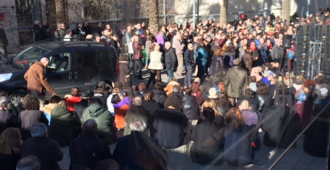 Centenares de personas han seguido el acto desde el exterior