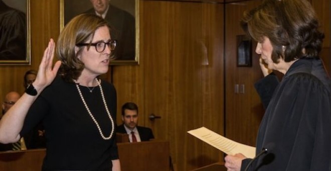 Ann Donnelly en su toma de posesión como juez federal de Brooklyn, en 2015.