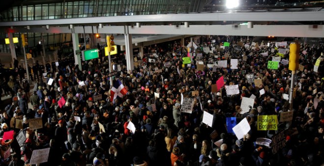 Manifestación de protesta en el exterior de la terminal 4 del aeropuerto internacional de Nueva York por la prohibición de entrada contra ciudadanos de siete países de mayoría musulmana, decretada por Donald Trump. REUTERS/Andrew Kelly
