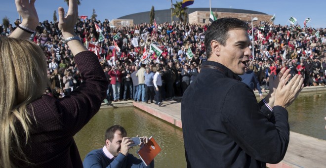 Pedro Sánchez aplaude en el acto celebrado en el Parque Tecnológico de Dos Hermanas (Sevilla), tras anunciar que se presentará a las primarias para volver a liderar el PSOE. EFE/Julio Muñoz