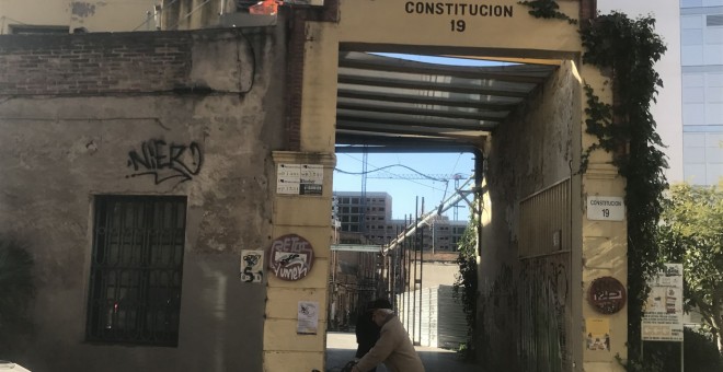 La porta d'entrada a Can Batlló. LAURA AZNAR