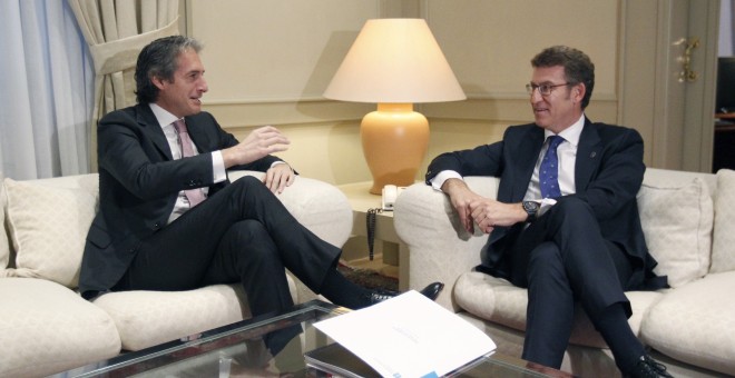 El ministro de Fomento, Íñigo de la Serna, con el presidente de la Xunta de Galicia, Alberto Núñez Feijóo, para estudiar la situación de las obras pendientes del trazado del AVE en la comunidad. EFE/Javier López