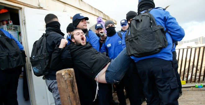 Un activista se niega a ser desalojado por la policía en Amona/REUTERS