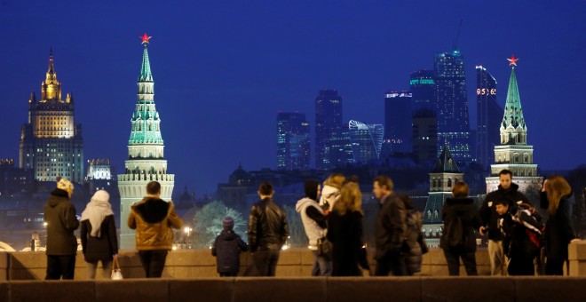 Puente de Moskvoretsky en Moscú central/ REUTERS