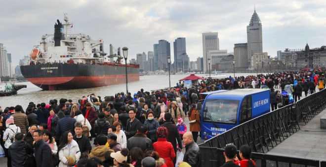 Multitud de ciudadanos chinos abarrotan la zona del Bund en Shangai/REUTERS