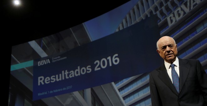 El presidente del BBVA, Francisco Gonzalez, posa antes de la rueda de prensa de prensentación de los resultados del banco de 2016. REUTERS/Susana Vera