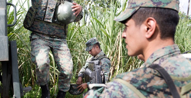 Efectivos militares se desplegaron en la zona cortando el acceso a la única vía de comunicación de las comunidades shuar.- EDU LEÓN