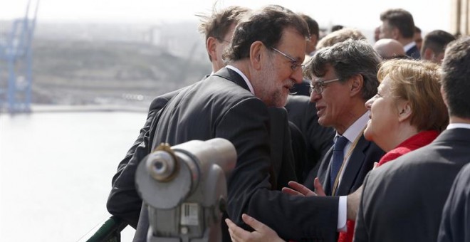 Rajoy saluda a Merkel durante la cumbre de La Valeta. EFE