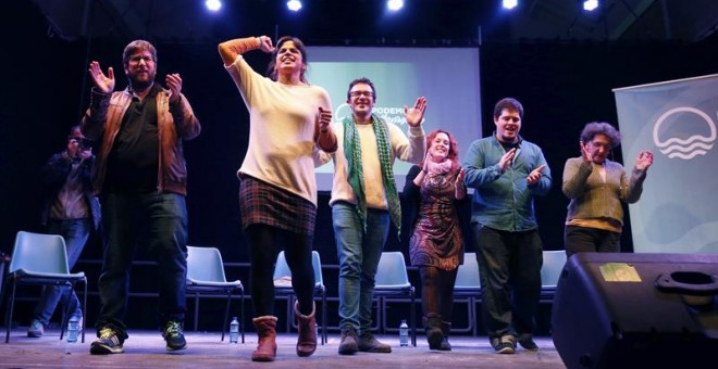 La coordinadora andaluza de Podemos, Teresa Rodríguez, y el alcalde de Cádiz José María González 'Kichi', junto a Miguel Urbán, Lorena Garron, Diego Pacheco y Beatriz Gimeno. - EFE