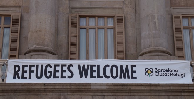 Cartell de benvinguda als refugiats a l'Ajuntament de Barcelona. AJUNTAMENT DE BARCELONA