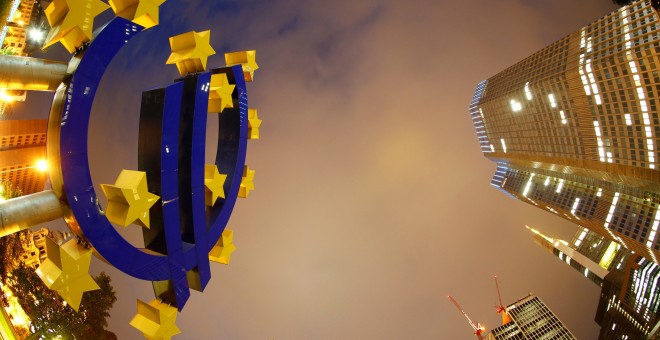 El logo del euro delante del rascacielos de Fráncfort donde tiene su sede el BCE. REUTERS/Kai Pfaffenbach