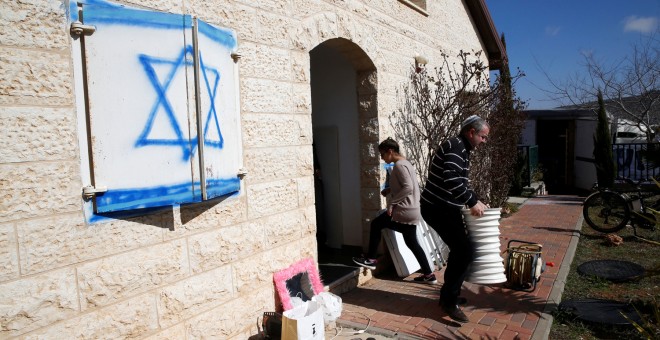 Colonos judíos en el asentamiento de Ofra, en Cisjordania. - REUTERS