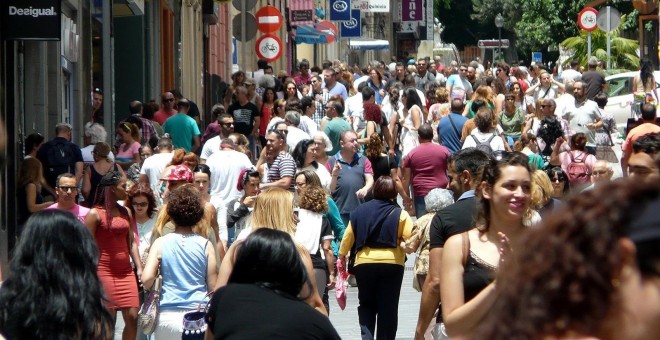 Gente paseando por la calle. E.P.