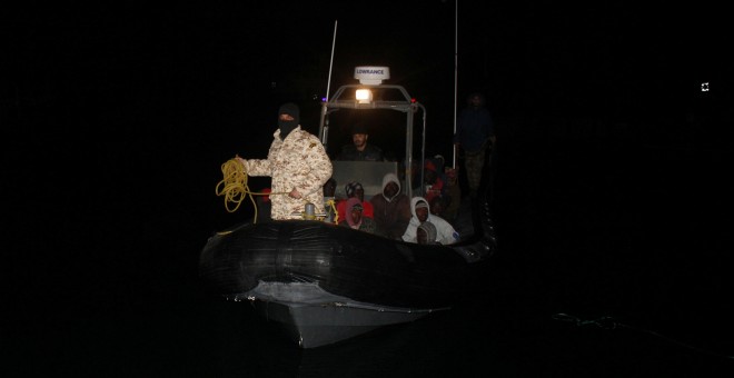 La guardia costera de Libia, en una embarcación que transportaba inmigrantes arrestados en Trípoli, Libia, el 5 de febrero de 2017. REUTERS / Hani Amara