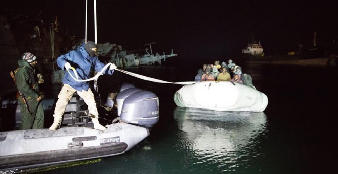 Guardacostas libios detienen una embarcación de inmigrantes subsaharianos en el puerto de Trípoli.- EPA