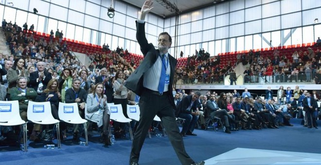 El líder del PP, Mariano Rajoy, saluda a los asistentes al acto de clausura del XVIII Congreso nacional del Partido Popular qque se celebra en la Caja Mágica de Madrid. EFE/FERNANDO VILLAR