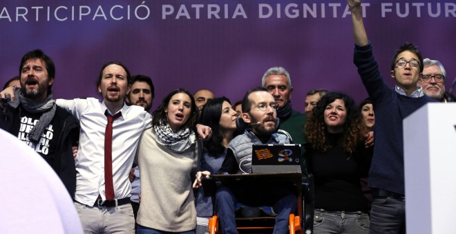 Los dirigentes de Podemos Rama Mayora, Pablo Iglesias, Irene Montero, Diego CaÃ±amero, Pablo Echenique,SofÃ­a Fernandez e Ã Ã±igo ErrejÃ³n, en el escenario tras la proclamaciÃ³n de los resutlados de las votaciones en la Asamblea Ciudadana Estatal de Vistalegre