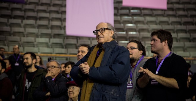 El profesor Vincenç Navarro, en la lista de Pablo Iglesias, durante esta última jornada de la Asamblea Ciudadana / JAIRO VARGAS