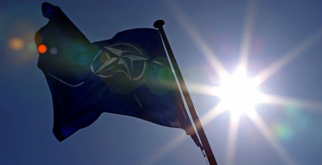 La bandera de la OTAN ondea en su sede en Bruselas. REUTERS/Yves Herman