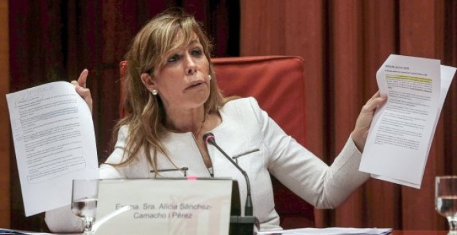 Alicia Sánchez-Camacho enseña unos papeles durante su comparecencia en el Parlament de Catalunya sobre la grabación de La Camarga, en abril de 2015. EFE / Alberto Estévez