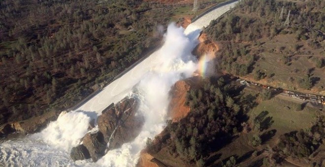 Decenas de miles de evacuados mientras siguen los trabajos para contener la presa de Oroville