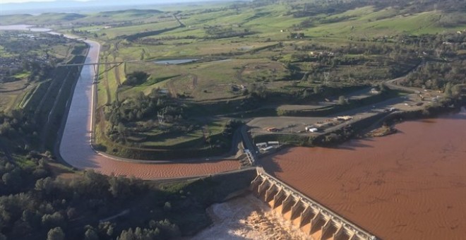 Decenas de miles de evacuados mientras siguen los trabajos para contener la presa de Oroville