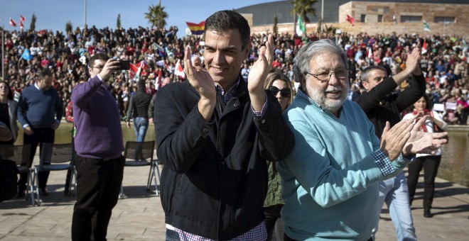 El ex secretario general del PSOE, Pedro Sánchez, con el alcalde de Dos Hermanas, Francisco Toscano, en el mitin donde anunció su candidatura a las primarias del Partido Socialista. EFE