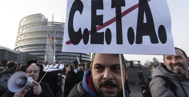 Varios manifestantes bloquean el acceso al Parlamento Europeo, en Estrasburgo (Francia) mientras protestan contra el tratado de libre comercio e inversión de la Unión Europea con Canadá (CETA). EFE