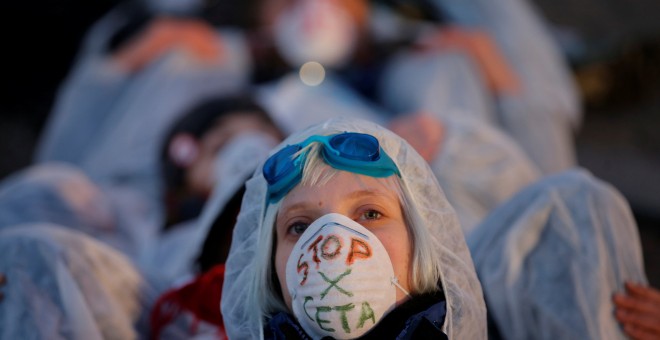Un amnifestante lleva una máscara con las palabras 'Stop CETA' en las protestas en Estrasburgo, Francia. / REUTERS