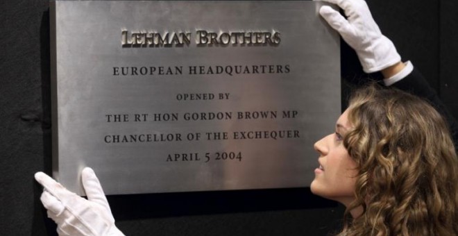 Placa de la sede europea de Lehman Brothers. / REUTERS