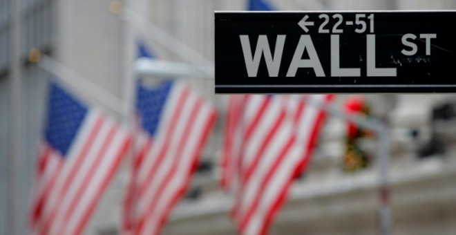 Una seÃ±al con el nombre de Wall Street en Nueva York. / REUTERS