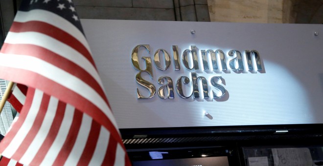 La bandera estadounidense frente al sÃ­mbolo de Goldman Sachs en el  New York Stock Exchange in New York, EEUU. / REUTERS