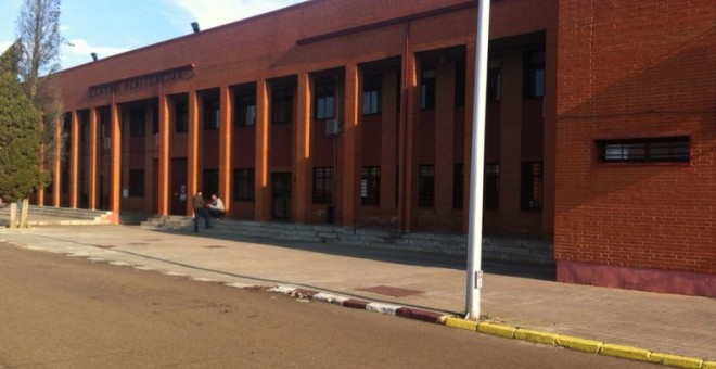 Fachada exterior del Centro Penitenciario de Badajoz. /ACAIP