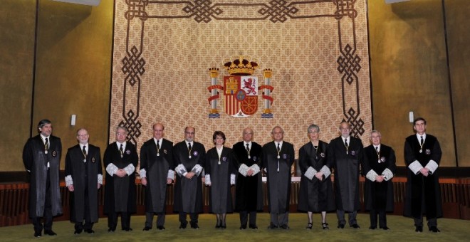 Posan en la Sala de Vistas del Tribunal Constitucional. De derecha a izquierda de la imagen (1) D. Pedro González Trevijano, (2) D. Santiago Martínez-Vares García, (3) D. Fernando Valdés Dal-Ré, (4) Dña. Encarnación Roca Trías, (5) D. Luis Ignacio Ortega