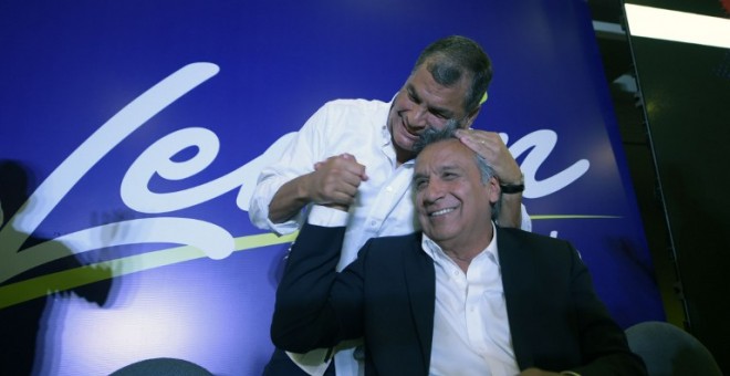 El presidente ecuatoriano, Rafael Correa, se abraza con Lenín Moreno, candidato de Alianza PAÍS y ganador de las elecciones. - AFP