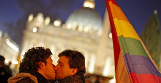 Una parella gai fent-se un petó davant del Vaticà.