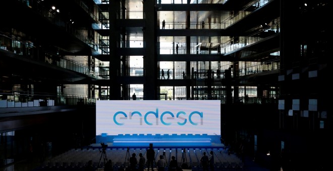 El logo de Endesa desplegado en la sede de la elçéctrica, en Madrid. REUTERS/Andrea Comas