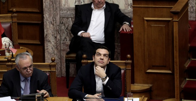 El primer ministro griego, Alexis Tsipras, en la sesión del Parlamento griego en la que defendió la vuelta de la troika para concluir la revisión del tercer plan de rescate. REUTERS/Alkis Konstantinidis